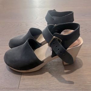 Bryr Clogs - Emma Closed Toe in Charcoal, Size 38